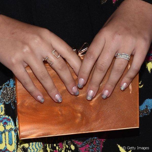 Bailee Madison decorou as unhas no estilo inglesinha com esmalte de glitter prateado para comparecer ao evento Teen Vogue Young Hollywood Party